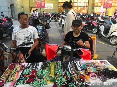 鄭州二七區“溫暖之家” 地攤上的手工藝品，每一件都藏著一個故事